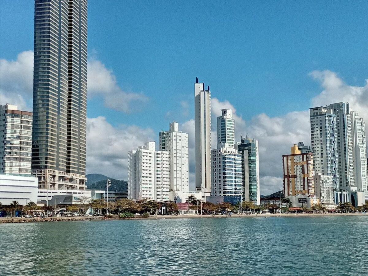 3 Suites Linda Vista Da Orla De Bc A 50M Da Praia - Somente Familiares Balneário Camboriú Eksteriør bilde